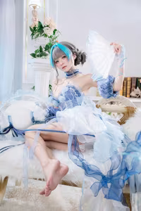 Coser Jiu Qi Miao - Cheshire Ice/Snow: Enchanting Frozen Beauty in Ethereal Blue Cosplay-24