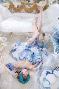 Coser Jiu Qi Miao - Cheshire Ice/Snow: Enchanting Frozen Beauty in Ethereal Blue Cosplay-4