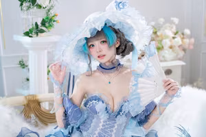 Coser Jiu Qi Miao - Cheshire Ice/Snow: Enchanting Frozen Beauty in Ethereal Blue Cosplay-18
