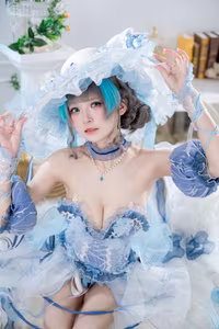 Coser Jiu Qi Miao - Cheshire Ice/Snow: Enchanting Frozen Beauty in Ethereal Blue Cosplay-20