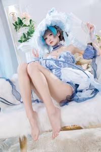 Coser Jiu Qi Miao - Cheshire Ice/Snow: Enchanting Frozen Beauty in Ethereal Blue Cosplay-16