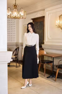 VGU No.7: Elegant Vietnamese Woman Radiates Modern Style and Confidence-4