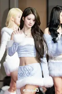 Christmas 2025 Red Carpet Explodes: Jang Won Young Transforms into Angel, Did Winter (aespa) Reveal Love Mark with Jungkook (BTS)?-25