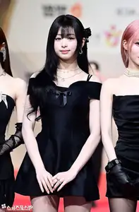 Christmas 2025 Red Carpet Explodes: Jang Won Young Transforms into Angel, Did Winter (aespa) Reveal Love Mark with Jungkook (BTS)?-0