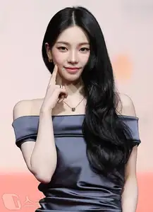 Christmas 2025 Red Carpet Explodes: Jang Won Young Transforms into Angel, Did Winter (aespa) Reveal Love Mark with Jungkook (BTS)?-5