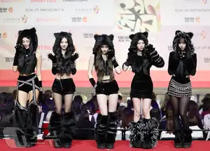 Christmas 2025 Red Carpet Explodes: Jang Won Young Transforms into Angel, Did Winter (aespa) Reveal Love Mark with Jungkook (BTS)?-1