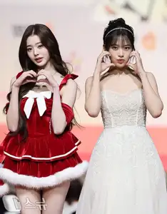 Christmas 2025 Red Carpet Explodes: Jang Won Young Transforms into Angel, Did Winter (aespa) Reveal Love Mark with Jungkook (BTS)?-34