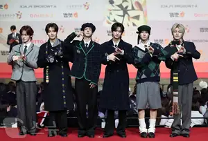 Christmas 2025 Red Carpet Explodes: Jang Won Young Transforms into Angel, Did Winter (aespa) Reveal Love Mark with Jungkook (BTS)?-38