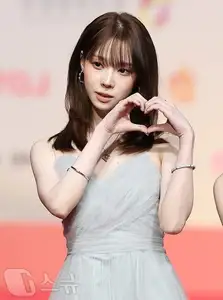 Christmas 2025 Red Carpet Explodes: Jang Won Young Transforms into Angel, Did Winter (aespa) Reveal Love Mark with Jungkook (BTS)?-39