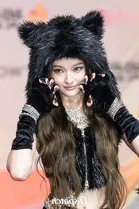 Christmas 2025 Red Carpet Explodes: Jang Won Young Transforms into Angel, Did Winter (aespa) Reveal Love Mark with Jungkook (BTS)?-3