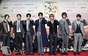 Christmas 2025 Red Carpet Explodes: Jang Won Young Transforms into Angel, Did Winter (aespa) Reveal Love Mark with Jungkook (BTS)?-32