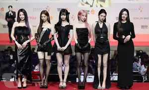 Christmas 2025 Red Carpet Explodes: Jang Won Young Transforms into Angel, Did Winter (aespa) Reveal Love Mark with Jungkook (BTS)?-13