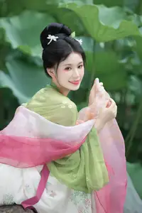 Xu Jin Huan's Serene Hanfu Beauty Amidst Lotus Pond - YiTuYu Vol.8702 Photoshoot-10