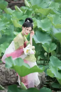 Xu Jin Huan's Serene Hanfu Beauty Amidst Lotus Pond - YiTuYu Vol.8702 Photoshoot-0