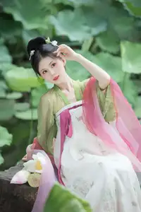 Xu Jin Huan's Serene Hanfu Beauty Amidst Lotus Pond - YiTuYu Vol.8702 Photoshoot-1