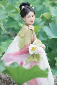 Xu Jin Huan's Serene Hanfu Beauty Amidst Lotus Pond - YiTuYu Vol.8702 Photoshoot-5