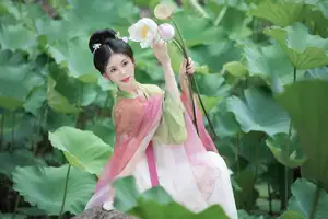 Xu Jin Huan's Serene Hanfu Beauty Amidst Lotus Pond - YiTuYu Vol.8702 Photoshoot-11