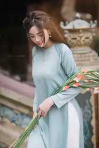 Elegant Ao Dai Beauty: Vietnamese Girl's Grace with Flowers in a Classic Setting-5