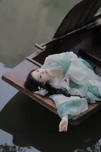 Wu Yue's Serene Classical Beauty in Traditional Attire - YiTuYu Vol.8711-13