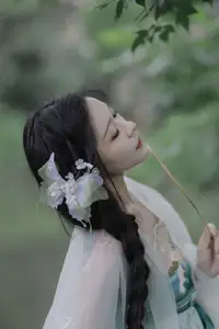 Wu Yue's Serene Classical Beauty in Traditional Attire - YiTuYu Vol.8711-15