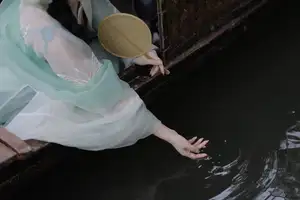 Wu Yue's Serene Classical Beauty in Traditional Attire - YiTuYu Vol.8711-14