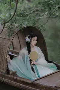 Wu Yue's Serene Classical Beauty in Traditional Attire - YiTuYu Vol.8711-0