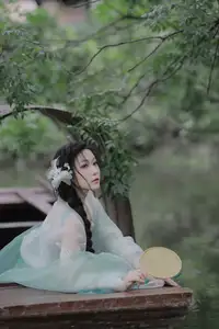 Wu Yue's Serene Classical Beauty in Traditional Attire - YiTuYu Vol.8711-2