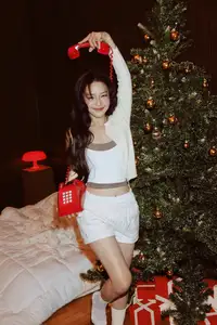 Kha Ngan's Stunning Visual Shines Bright, Embracing Christmas with Youthful, Dynamic Style.-5