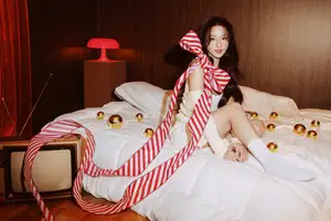 Kha Ngan's Stunning Visual Shines Bright, Embracing Christmas with Youthful, Dynamic Style.-1