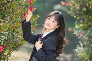 YiTuYu Vol.8694: Xia Yu Xiao Nian's Radiant Smile with Ukulele Amidst Spring Blossoms-18