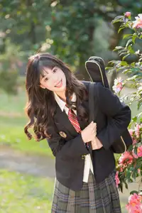 YiTuYu Vol.8694: Xia Yu Xiao Nian's Radiant Smile with Ukulele Amidst Spring Blossoms-9