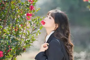 YiTuYu Vol.8694: Xia Yu Xiao Nian's Radiant Smile with Ukulele Amidst Spring Blossoms-4