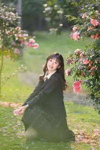 YiTuYu Vol.8694: Xia Yu Xiao Nian's Radiant Smile with Ukulele Amidst Spring Blossoms-11