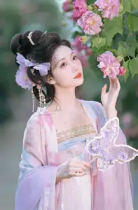 YiTuYu Vol.8616: Qian Yue's Serene Elegance Amidst Blooming Hibiscus-0