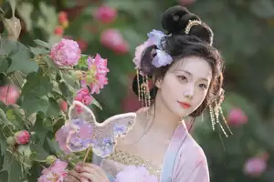 YiTuYu Vol.8616: Qian Yue's Serene Elegance Amidst Blooming Hibiscus-12