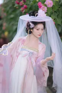 YiTuYu Vol.8616: Qian Yue's Serene Elegance Amidst Blooming Hibiscus-7