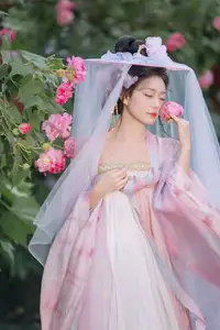 YiTuYu Vol.8616: Qian Yue's Serene Elegance Amidst Blooming Hibiscus-13