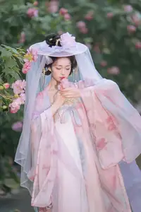 YiTuYu Vol.8616: Qian Yue's Serene Elegance Amidst Blooming Hibiscus-10