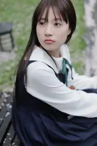 YiTuYu Vol.8649 Xiao Zi: Gentle Spring Beauty, an Aesthetic Portrait Amidst Blossoms.-5