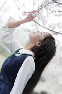 YiTuYu Vol.8649 Xiao Zi: Gentle Spring Beauty, an Aesthetic Portrait Amidst Blossoms.-19