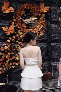 VGU No.1: Stylish Girl Flaunts Alluring Beauty at Autumn Cafe 1000020794-4