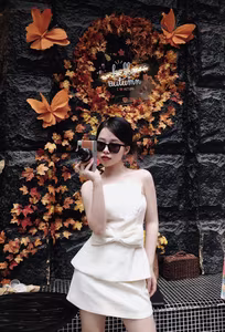 VGU No.1: Stylish Girl Flaunts Alluring Beauty at Autumn Cafe 1000020794-3