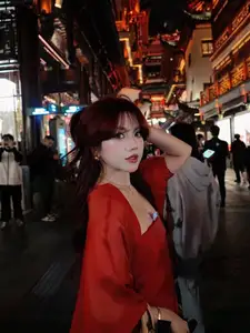 Hot girl Bao Han Helia's Dazzling China Trip: Captivating Photos Amidst Ancient Night Scenery-5