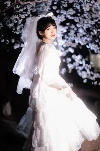YiTuYu Vol. 8635: Ren Hai Bu's Dreamy White Dress Amidst Blossoms-16