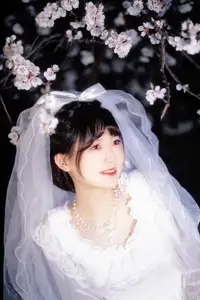 YiTuYu Vol. 8635: Ren Hai Bu's Dreamy White Dress Amidst Blossoms-17