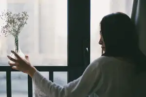 YiTuYu Vol.8699: Xiao Jing's Serene Beauty with Baby's Breath – A Glimpse into Tranquil Moments-11