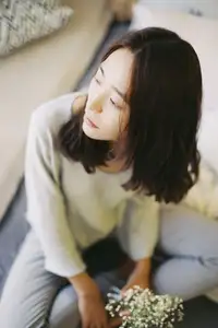 YiTuYu Vol.8699: Xiao Jing's Serene Beauty with Baby's Breath – A Glimpse into Tranquil Moments-6