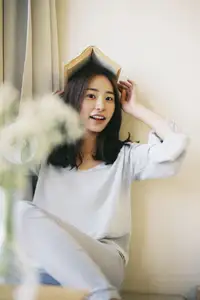 YiTuYu Vol.8699: Xiao Jing's Serene Beauty with Baby's Breath – A Glimpse into Tranquil Moments-10