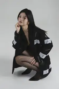 Jing Zi's Elegant Allure: Discover YiTuYu Vol.8698 Collection's Mysterious Black Style-6