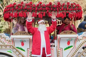 Pope Francis's Heartwarming Blessing: A Christmas Moment of Grace at the Vatican - VnExpress-9